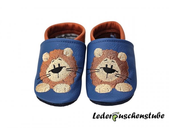 Lederpuschen jeansblau-braun mit Stickerei Löwe Leo
